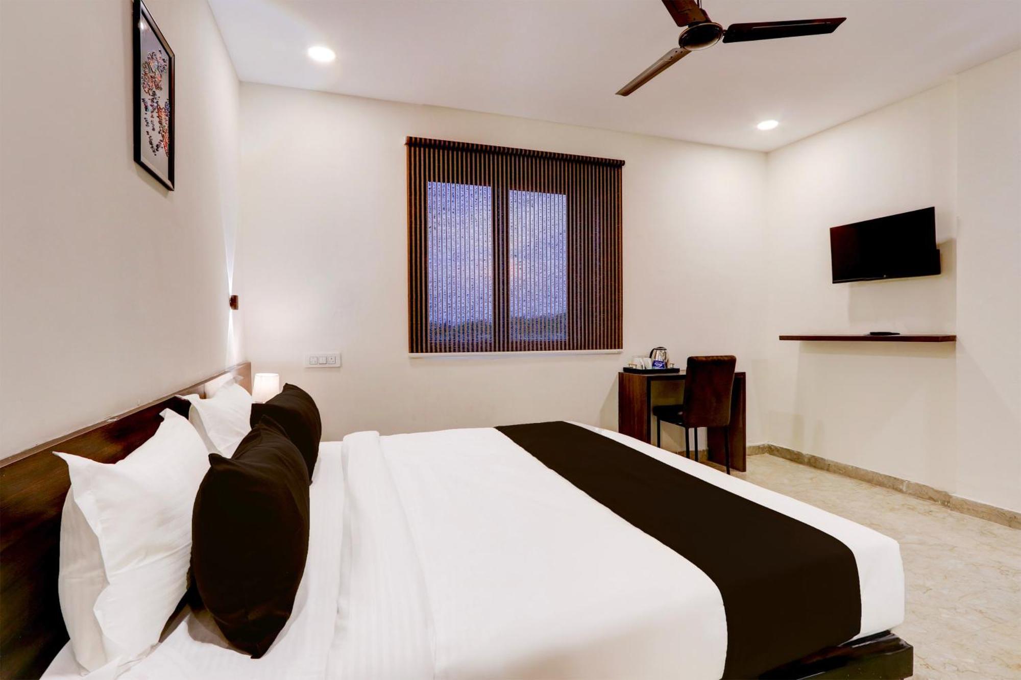 Townhouse Oak Bhooja Hotels Hyderabad Exterior foto
