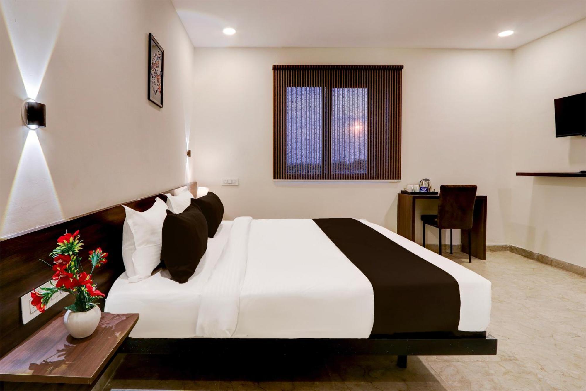 Townhouse Oak Bhooja Hotels Hyderabad Exterior foto